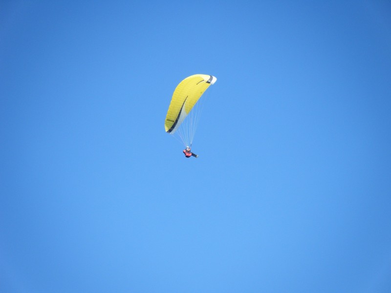 点击大图看下一张：滑翔伞图片