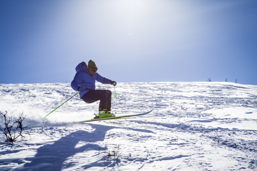 点击大图看下一张：滑雪运动图片