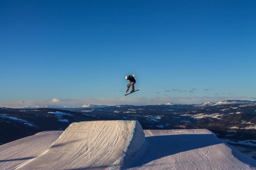 点击大图看下一张：冬日滑雪场图片