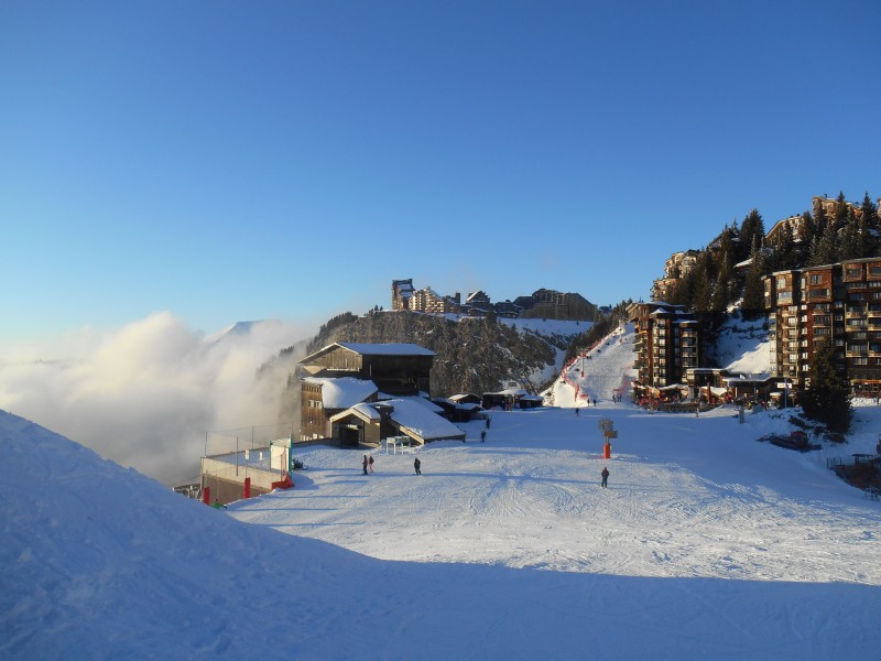 点击大图看下一张：冬日滑雪场图片
