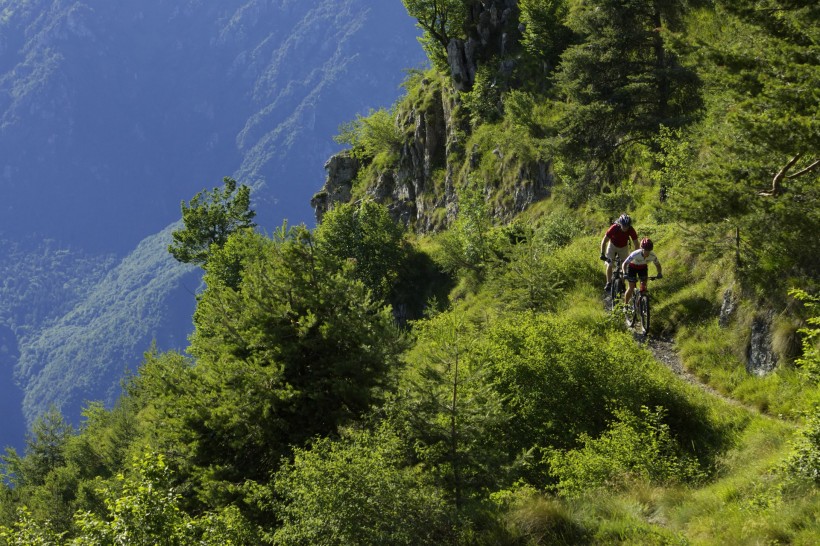 点击大图看下一张：户外自行车运动图片