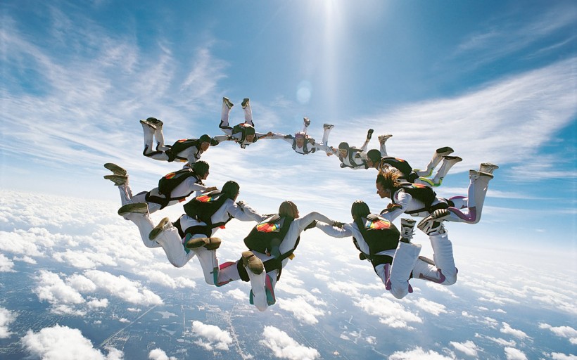 点击大图看下一张：高空跳伞极限运动图片