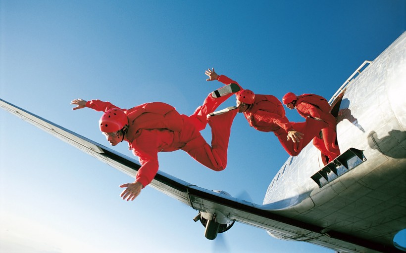 点击大图看下一张：高空跳伞极限运动图片