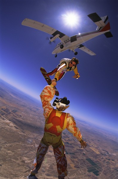 点击大图看下一张：极限跳伞图片