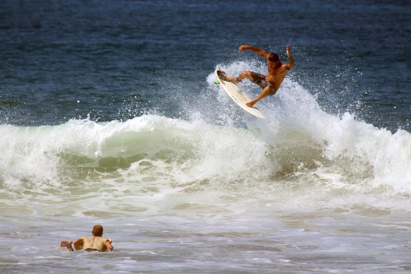 点击大图看下一张：极限运动冲浪图片