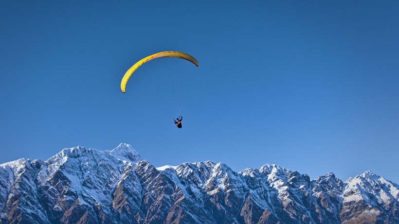 点击大图看下一张：极限运动高空跳伞图片