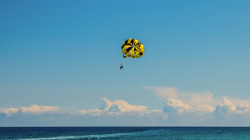 点击大图看下一张：极限运动高空跳伞图片