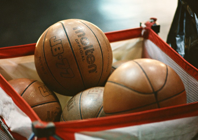 点击大图看下一张：篮球运动图片