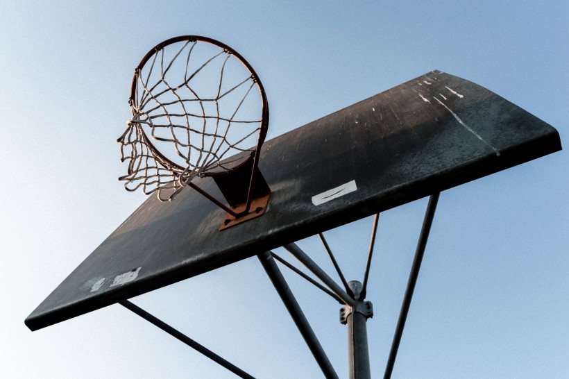 点击大图看下一张：操场篮球框的图片