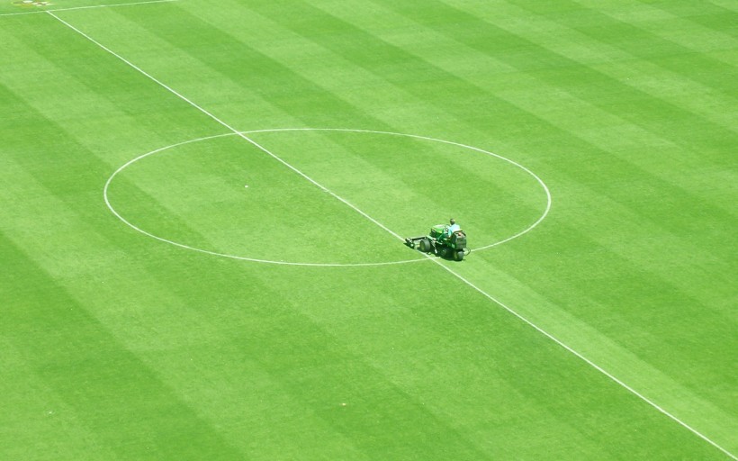 点击大图看下一张：绿茵足球场图片