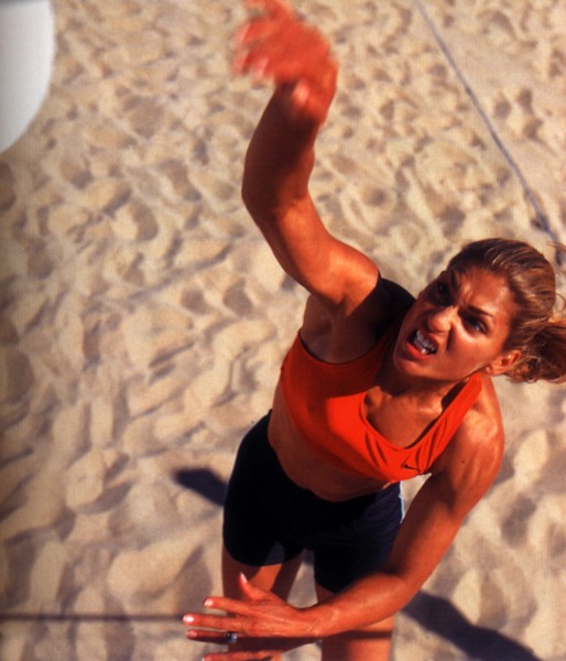 点击大图看下一张：沙滩排球运动图片