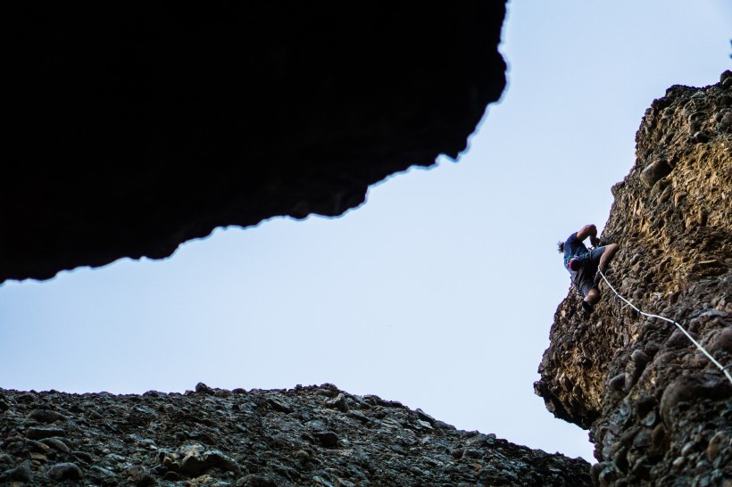 点击大图看下一张：正在攀岩的冒险者图片