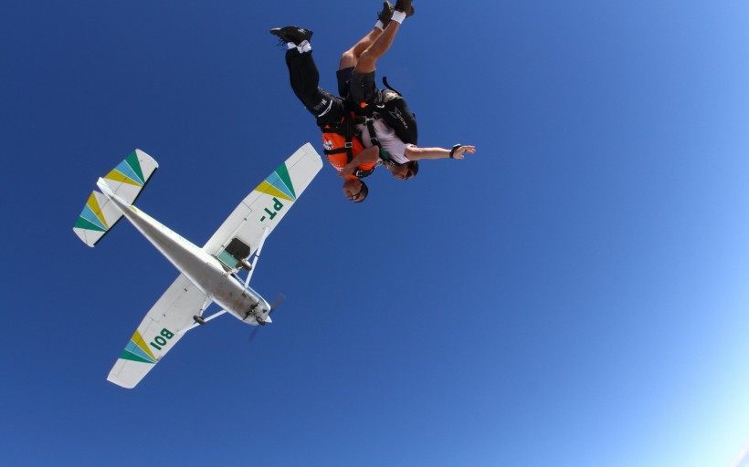 点击大图看下一张：高空极限跳伞图片