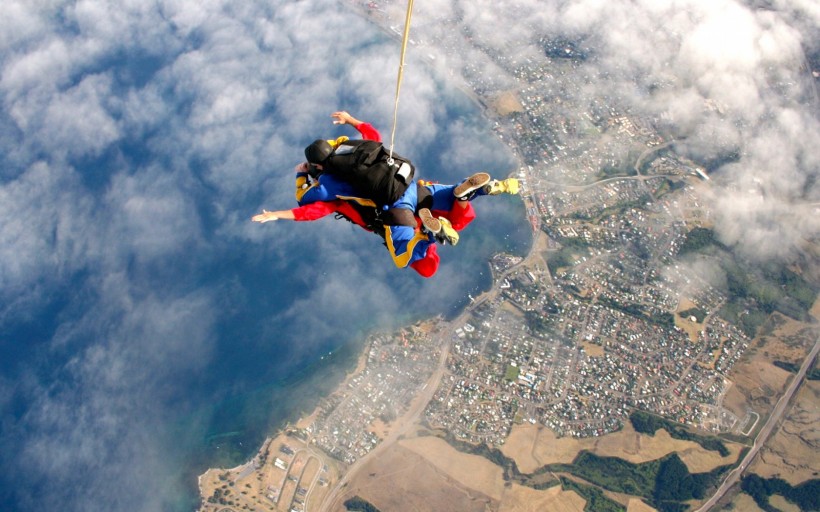 点击大图看下一张：高空极限跳伞图片