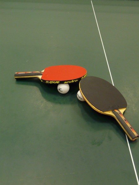 点击大图看下一张：乒乓球和乒乓球拍图片