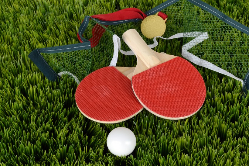 点击大图看下一张：放在一起的乒乓球和球拍图片