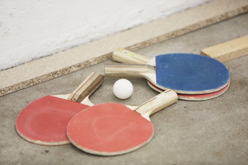点击大图看下一张：放在一起的乒乓球和球拍图片