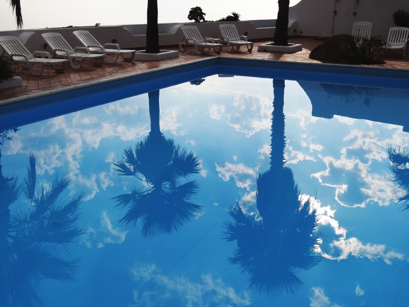 点击大图看下一张：清凉的游泳池图片
