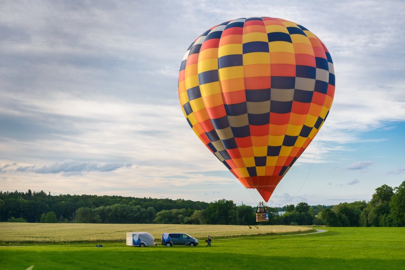 点击大图看下一张：飘在空中的热气球图片