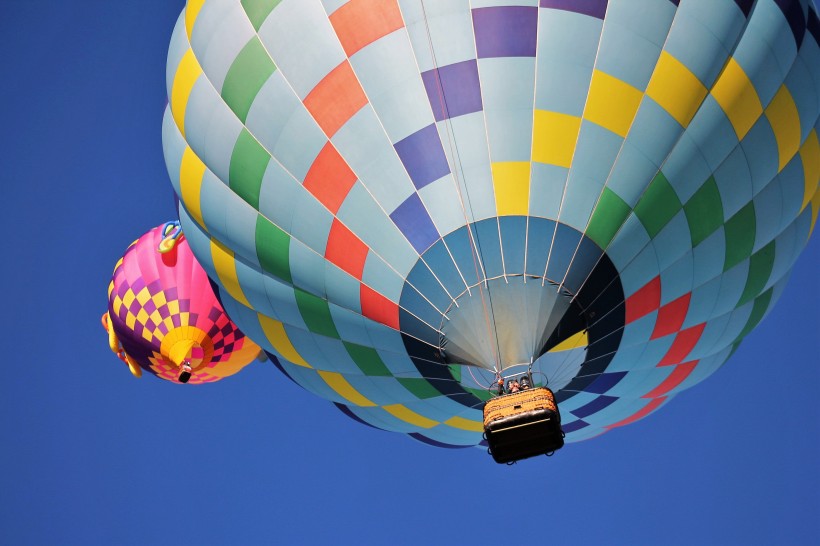 点击大图看下一张：飘在空中的热气球图片