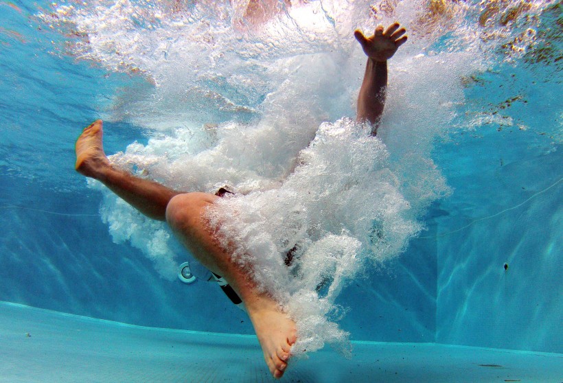 点击大图看下一张：水池游泳的人图片