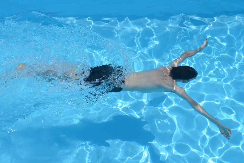 点击大图看下一张：水池游泳的人图片