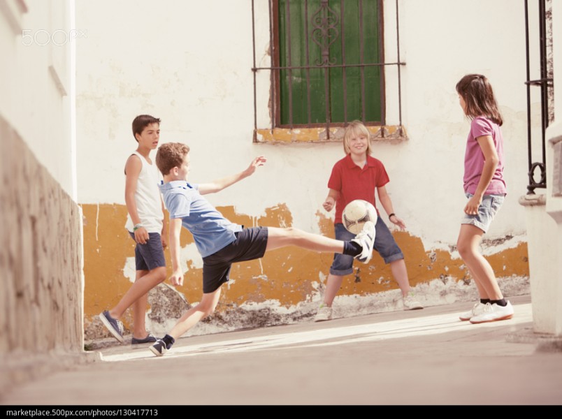 点击大图看下一张：踢足球的男孩们图片