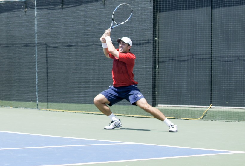 点击大图看下一张：紧张刺激的网球运动图片