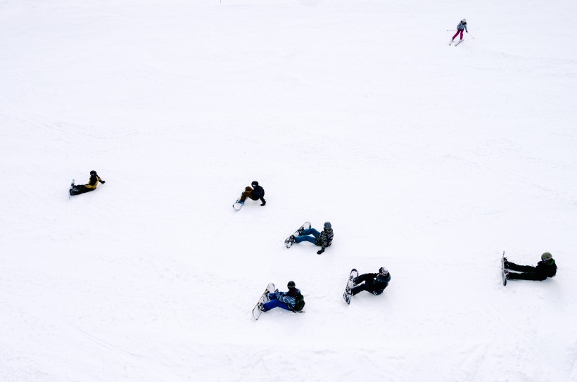 点击大图看下一张：危险刺激的滑雪运动图片
