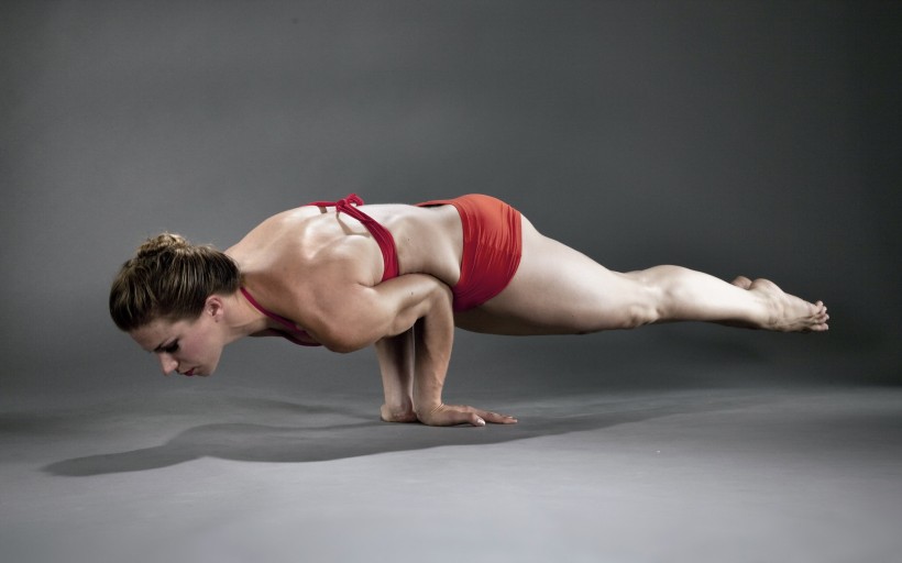 点击大图看下一张：女子瑜伽姿势图片