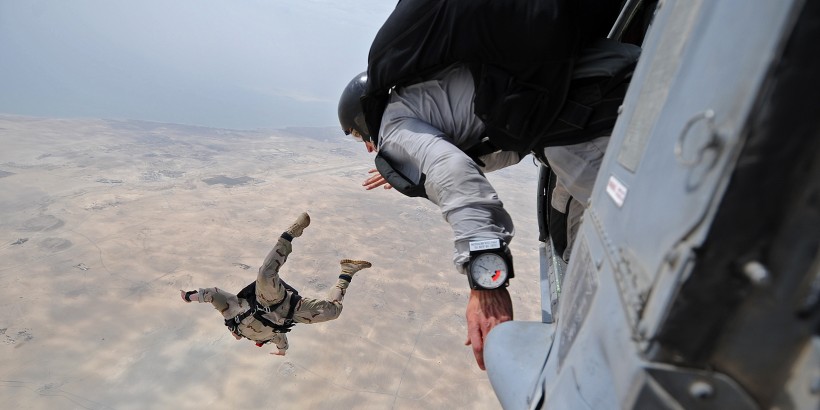 点击大图看下一张：勇猛的空降兵图片