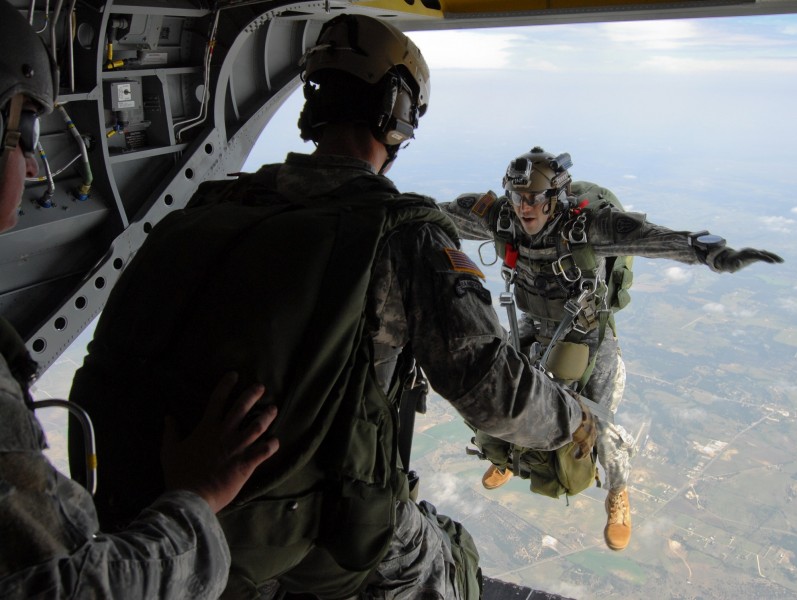 点击大图看下一张：勇猛的空降兵图片