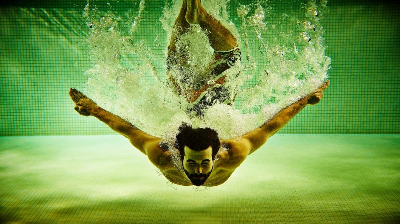 点击大图看下一张：游泳健身图片
