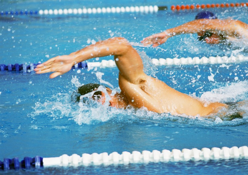 点击大图看下一张：游泳竞赛图片