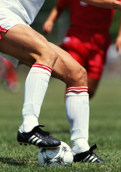 点击大图看下一张：踢足球图片