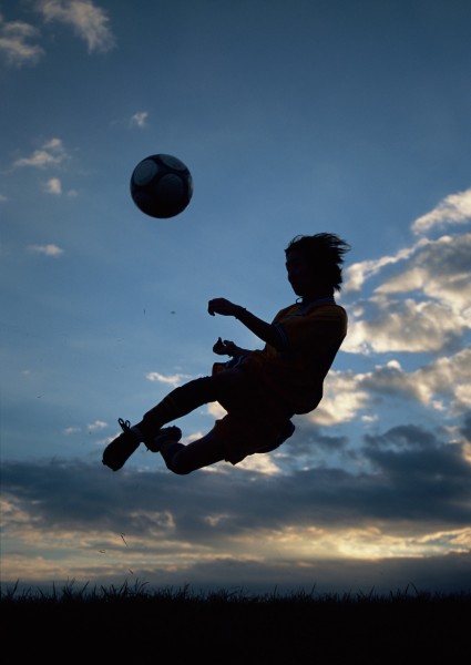 点击大图看下一张:踢足球图片