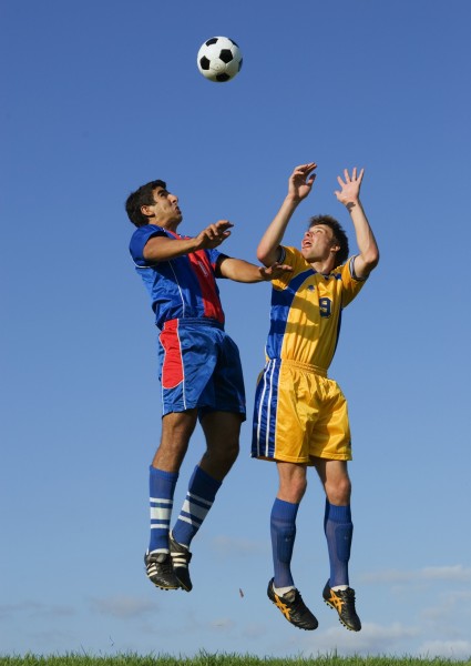 点击大图看下一张：踢足球图片