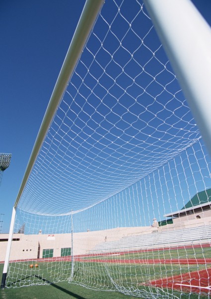 点击大图看下一张：踢足球图片