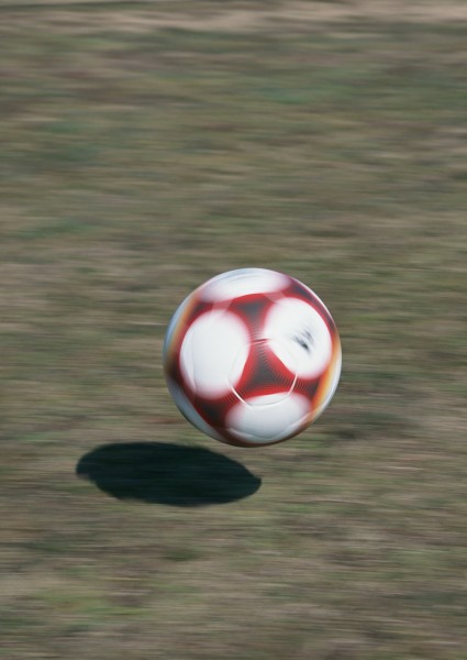 点击大图看下一张：足球运动用品图片