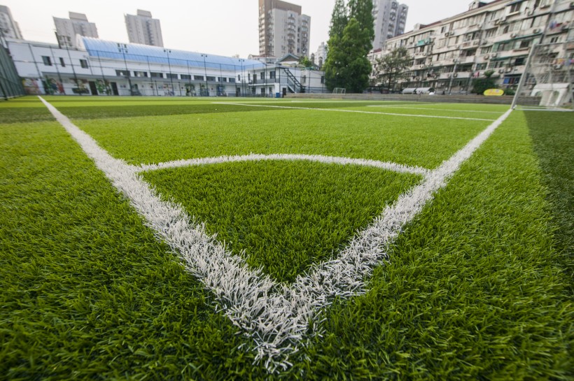 点击大图看下一张：绿色开阔的足球场图片