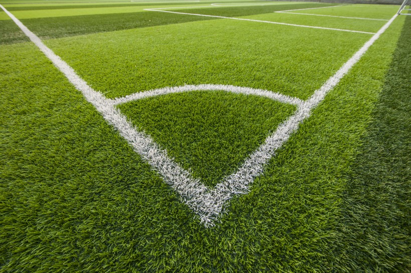 点击大图看下一张：绿色开阔的足球场图片
