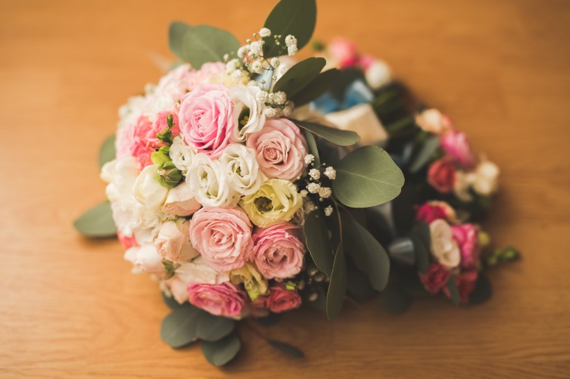点击大图看下一张:婚礼手捧鲜花图片