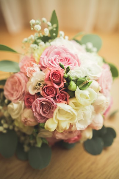 点击大图看下一张：婚礼手捧鲜花图片