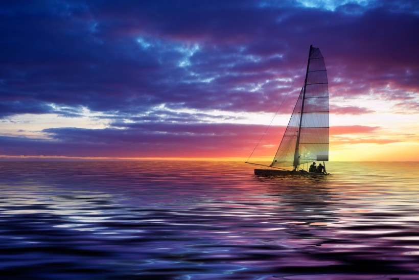 点击大图看下一张：傍晚大海帆船航行图片