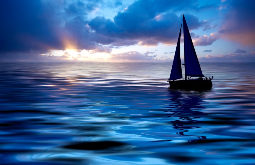 点击大图看下一张：傍晚大海帆船航行图片