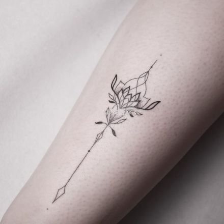 点击大图看下一张：简单时尚的莲花线条纹身图案