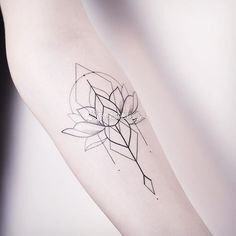 点击大图看下一张：简单时尚的莲花线条纹身图案