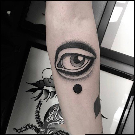 点击大图看下一张：眼睛的一组创意黑灰点刺眼睛纹身图案
