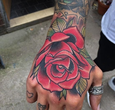 点击大图看下一张：欧美范的玫瑰花朵school手背纹身欣赏
