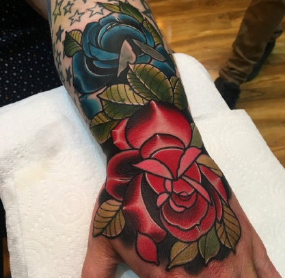 点击大图看下一张：欧美范的玫瑰花朵school手背纹身欣赏